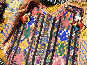 borsa indiana patchwork  tutti i pezzi che la compongono sono elementi in tessuto ricamati con specchietti , con ricamo ecc... ricavati da vecchi tessuti rajasthani  pezzo unico lavorato interamente a mano  filo oro e filo argento .  3 pon pon , apertura a cerniera ed interno foderato  lavorata in ogni angolo e lato .   45 x 37 x 20  cm esclusi manici manici 38 cm  cm  per info ed ulteriori foto 0039 3338778241 info@etniko.it www.etniko.it