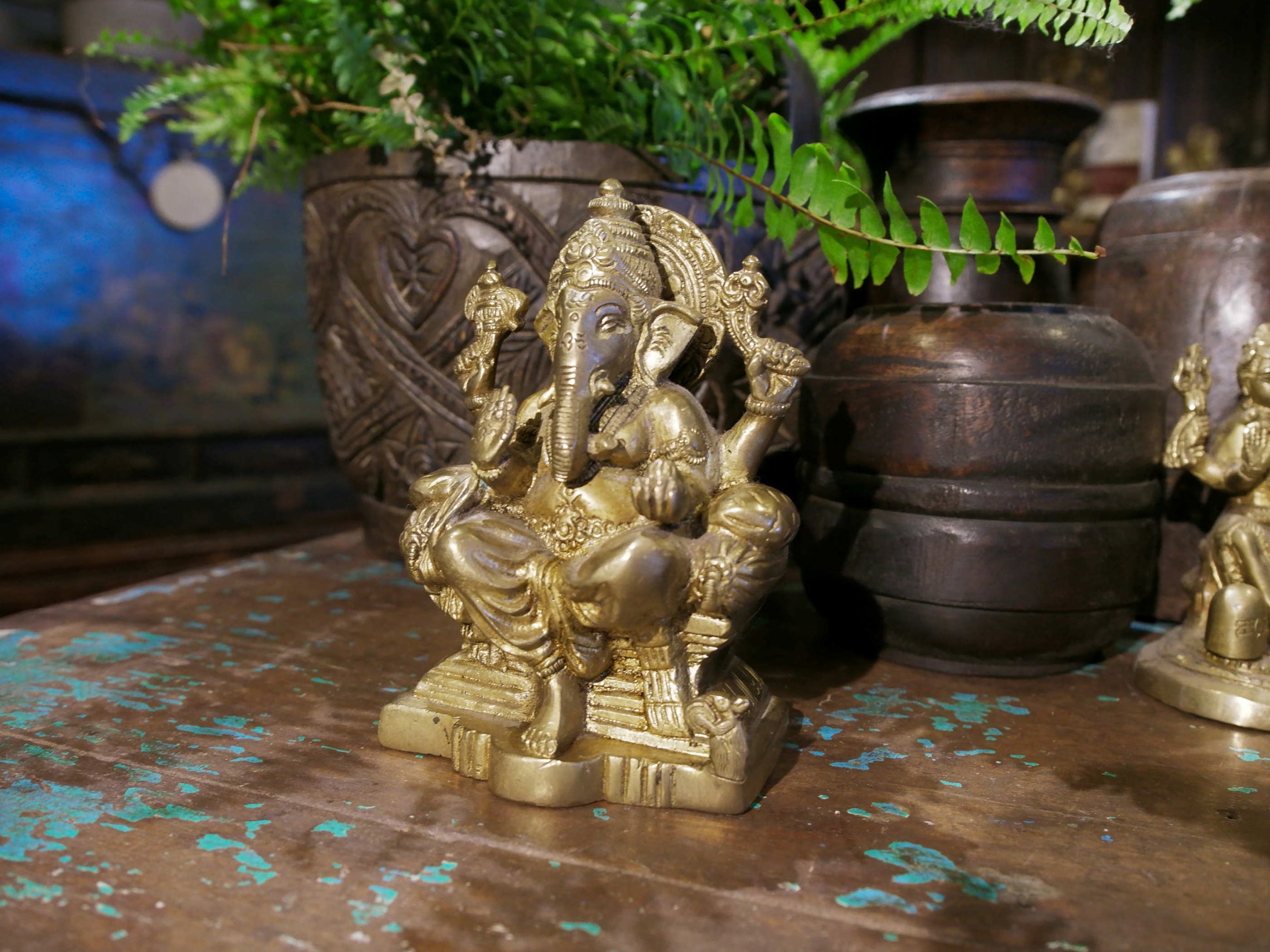 Formato dalle parole gana (tanti, tutti) e isha (signore), Ganesha significa letteralmente "Signore dei gana" dove gana può essere interpretato come "moltitudine", facendo assumere al nome il significato di "Signore di tutti gli esseri .