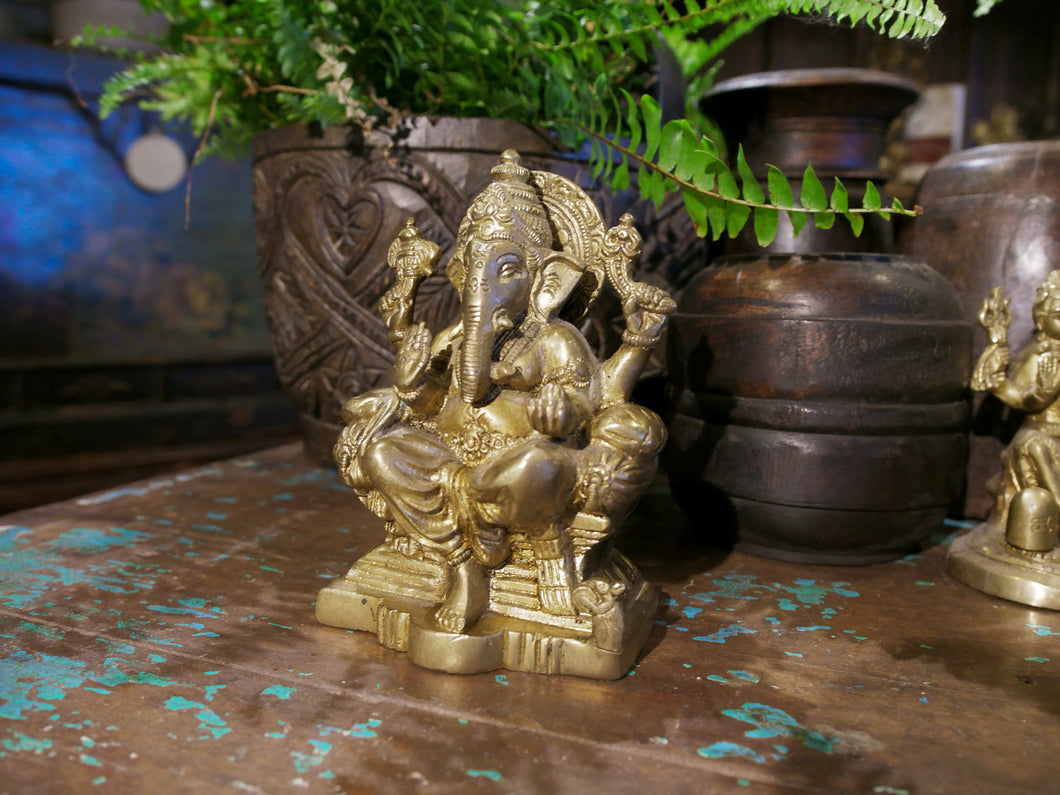 Formato dalle parole gana (tanti, tutti) e isha (signore), Ganesha significa letteralmente 