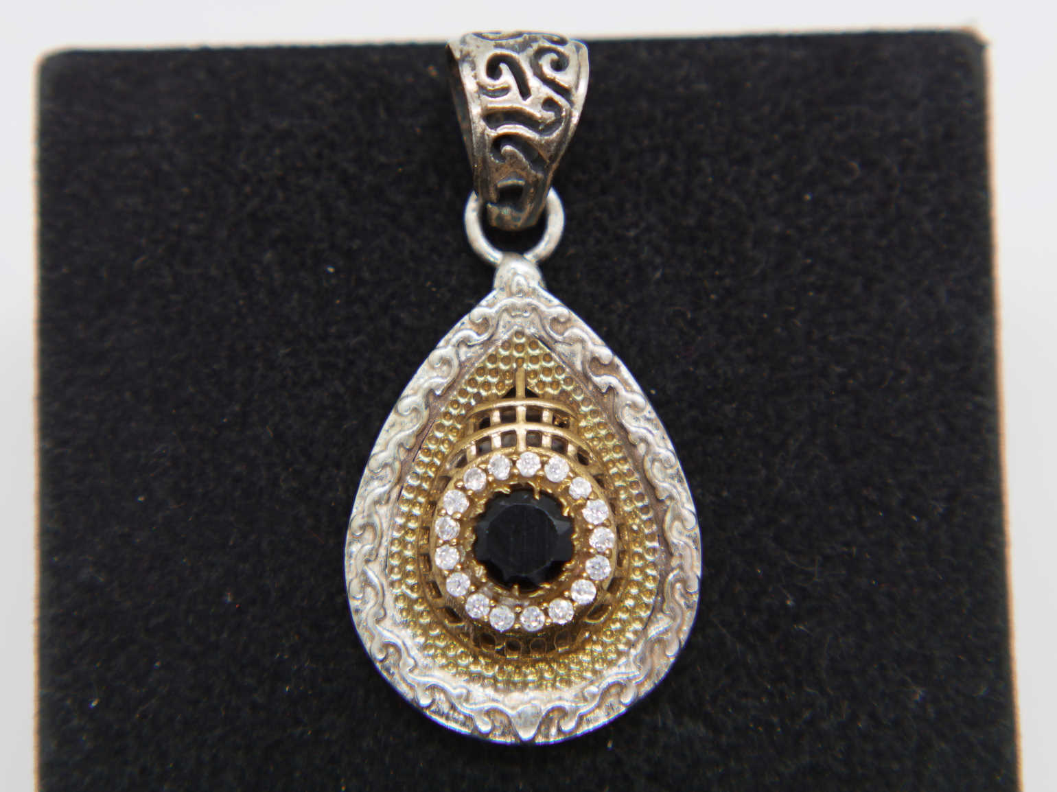 pendaglio in stile turco , arabo .  argento ,onice e  zirconi  tutto originale ed autentico , lavorato artigianalmente fronte e retro  dimensioni  4,5x2 cm  peso 7,7gr