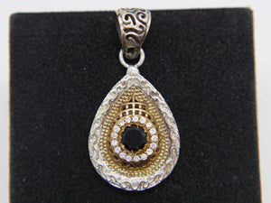 pendaglio in stile turco , arabo .  argento ,onice e  zirconi  tutto originale ed autentico , lavorato artigianalmente fronte e retro  dimensioni  4,5x2 cm  peso 7,7gr