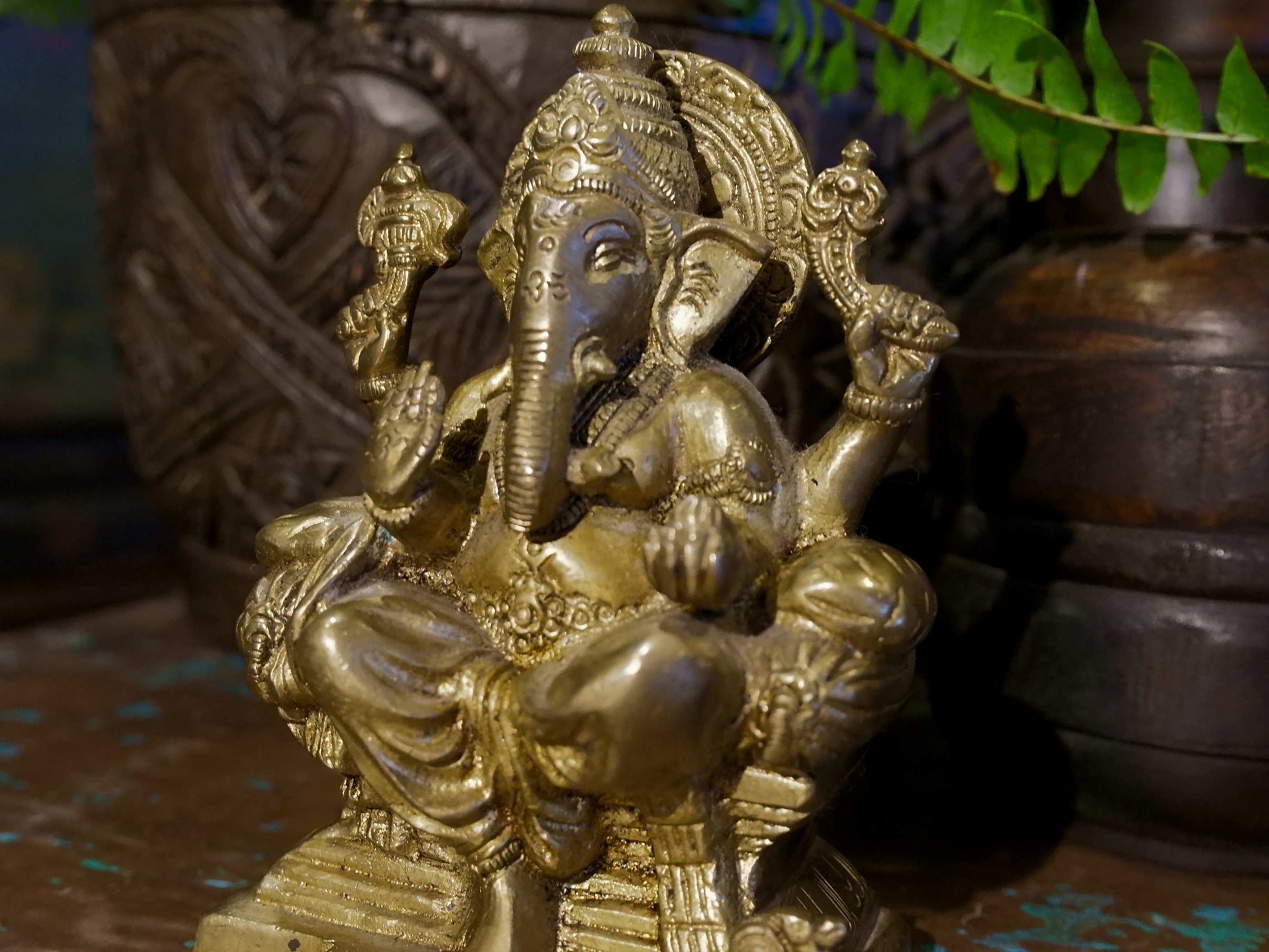Formato dalle parole gana (tanti, tutti) e isha (signore), Ganesha significa letteralmente "Signore dei gana" dove gana può essere interpretato come "moltitudine", facendo assumere al nome il significato di "Signore di tutti gli esseri .