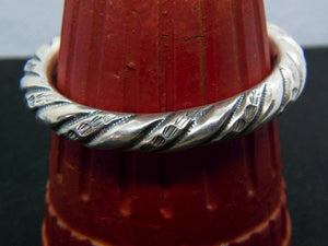 bracciale in argento rigido con possibilità di apertura chiusura .  peso 28 gr  diametro interno 6 cm  esterno 8 cm 