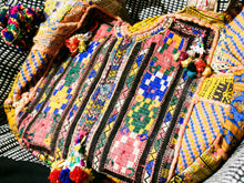Carica l&#39;immagine nel visualizzatore di Gallery, borsa indiana patchwork  tutti i pezzi che la compongono sono elementi in tessuto ricamati con specchietti , con ricamo ecc... ricavati da vecchi tessuti rajasthani  pezzo unico lavorato interamente a mano  filo oro e filo argento .  3 pon pon , apertura a cerniera ed interno foderato  lavorata in ogni angolo e lato .   45 x 37 x 20  cm esclusi manici manici 38 cm  cm  per info ed ulteriori foto 0039 3338778241 info@etniko.it www.etniko.it