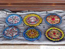 Carica l&#39;immagine nel visualizzatore di Gallery, vecchio tessuto indiano ricamato , pezzo unico lavorato a mano in ogni parte con filo in cotone , filo oro e perline . tipico del gujarat usato come decoro ed addobbo .  misure 16x16x1 cm indicative ( + / - 1 cm)  peso 40/45 gr   indicare sull&#39;ordine il numero scelto   disponibili vari colori e dimensioni  contattare per info  0039 3338778241 info@etniko.it  fb/ig etniko by crosato