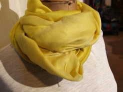 scialle in seta e lana di color giallo.  pezzo unico.  peso 120 grammi, dimensioni 70x200cm.