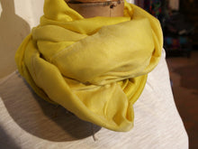 Carica l&#39;immagine nel visualizzatore di Gallery, scialle in seta e lana di color giallo.  pezzo unico.  peso 120 grammi, dimensioni 70x200cm.