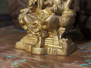Formato dalle parole gana (tanti, tutti) e isha (signore), Ganesha significa letteralmente "Signore dei gana" dove gana può essere interpretato come "moltitudine", facendo assumere al nome il significato di "Signore di tutti gli esseri .