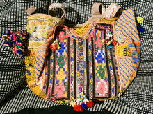 Carica l&#39;immagine nel visualizzatore di Gallery, borsa indiana patchwork  tutti i pezzi che la compongono sono elementi in tessuto ricamati con specchietti , con ricamo ecc... ricavati da vecchi tessuti rajasthani  pezzo unico lavorato interamente a mano  filo oro e filo argento .  3 pon pon , apertura a cerniera ed interno foderato  lavorata in ogni angolo e lato .   45 x 37 x 20  cm esclusi manici manici 38 cm  cm  per info ed ulteriori foto 0039 3338778241 info@etniko.it www.etniko.it