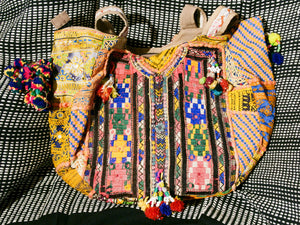 borsa indiana patchwork  tutti i pezzi che la compongono sono elementi in tessuto ricamati con specchietti , con ricamo ecc... ricavati da vecchi tessuti rajasthani  pezzo unico lavorato interamente a mano  filo oro e filo argento .  3 pon pon , apertura a cerniera ed interno foderato  lavorata in ogni angolo e lato .   45 x 37 x 20  cm esclusi manici manici 38 cm  cm  per info ed ulteriori foto 0039 3338778241 info@etniko.it www.etniko.it