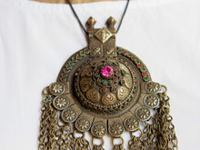 Carica l&#39;immagine nel visualizzatore di Gallery, Questa lunga e massiccia collana proviene probabilmente da una delle tribù nomadi dell&#39;Afghanistan o del Turkmenistan. Il ciondolo ha inscritto motivi floreali e boteh (paisley). Costruito in lega di argento, pezzo unico databile primi 900, conservato perfettamente, le catene che all&#39;estremità hanno una sfera campanellino sono originali e incastrate a mano. Pezzo di difficile reperibilità.  lunghezza totale 20 cm, diametro parte superiore 10 cm, peso 170 gr