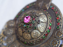 Carica l&#39;immagine nel visualizzatore di Gallery, Questa lunga e massiccia collana proviene probabilmente da una delle tribù nomadi dell&#39;Afghanistan o del Turkmenistan. Il ciondolo ha inscritto motivi floreali e boteh (paisley). Costruito in lega di argento, pezzo unico databile primi 900, conservato perfettamente, le catene che all&#39;estremità hanno una sfera campanellino sono originali e incastrate a mano. Pezzo di difficile reperibilità.  lunghezza totale 20 cm, diametro parte superiore 10 cm, peso 170 gr