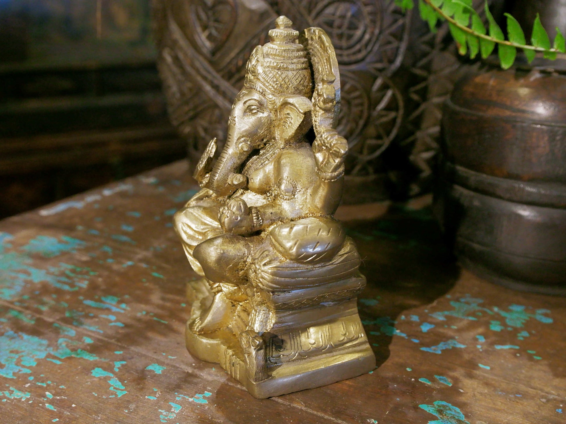 Formato dalle parole gana (tanti, tutti) e isha (signore), Ganesha significa letteralmente "Signore dei gana" dove gana può essere interpretato come "moltitudine", facendo assumere al nome il significato di "Signore di tutti gli esseri .