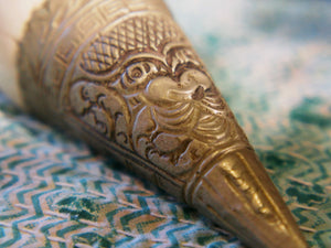 conchiglia tibetana in osso e metallo ( lega di argento )  originale ed unica lavorata artigianalmente . misure 16 x 5 x 5 cm  peso 183 gr