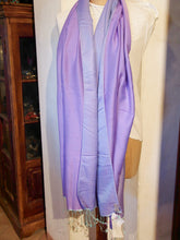 Carica l&#39;immagine nel visualizzatore di Gallery, scialle in seta e lana di color viola chiaro.  pezzo unico.  peso 120 grammi, dimensioni 70x200cm.
