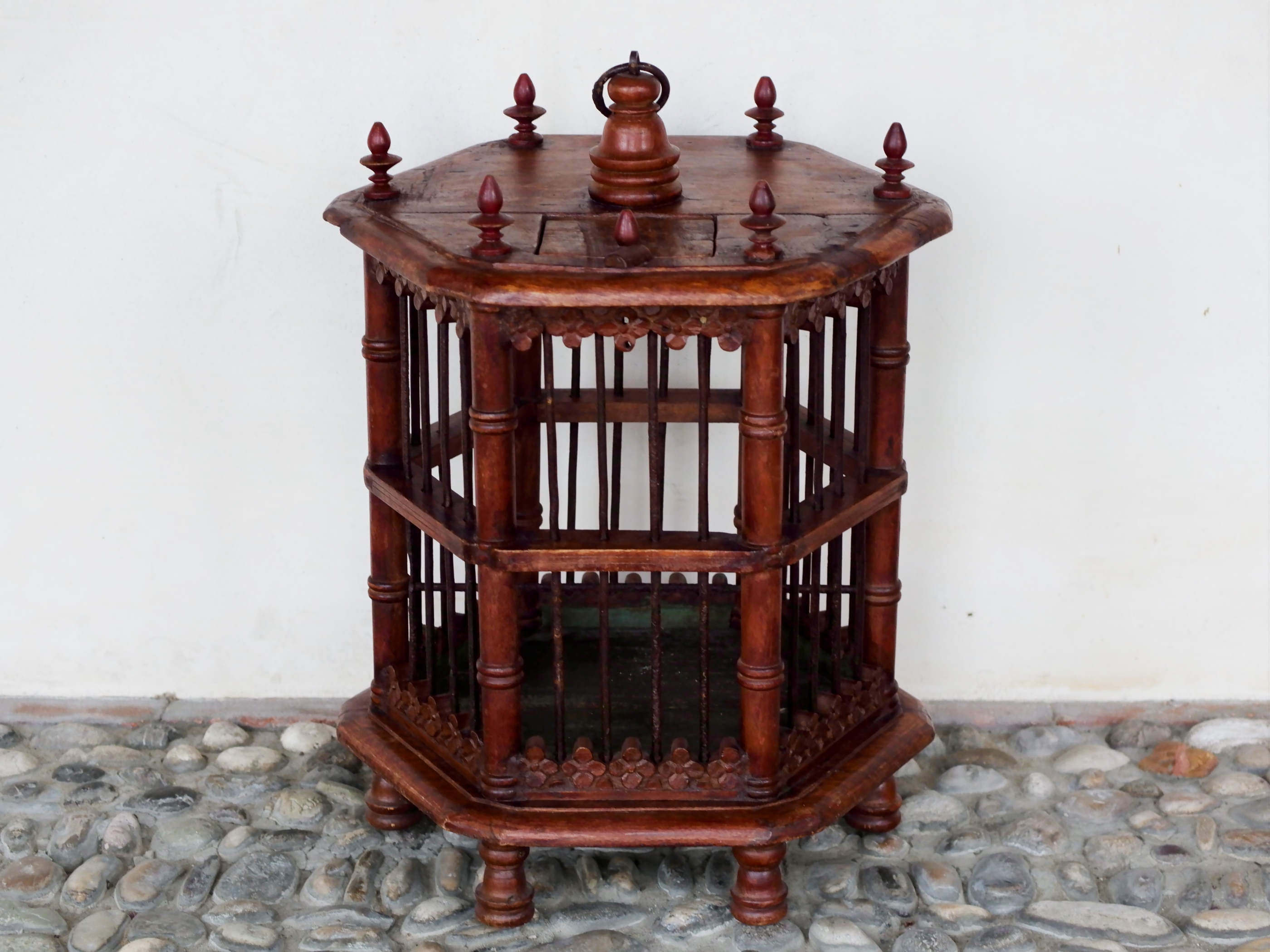Gabbietta in legno, India. gabbia usata per merli indiani, databile seconda metà 900, oggetto ornamentale unico lavorato a mano in legno di teak massello. parti in metallo e legno    disponibile coppia ( chiedere per conferma ) sconto applicabile in caso di unico trasporto .  Lavorata artigianalmente. Dimensioni 45x42 h66cm     per ulteriori info o dettagli: info@etniko.it 0039 3338778241 ig/fb : etniko by crosato etsy : etnikobycrosato