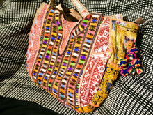 Carica l&#39;immagine nel visualizzatore di Gallery, borsa indiana patchwork  tutti i pezzi che la compongono sono elementi in tessuto ricamati con specchietti , con ricamo ecc... ricavati da vecchi tessuti rajasthani  pezzo unico lavorato interamente a mano  filo oro e filo argento .  3 pon pon , apertura a cerniera ed interno foderato  lavorata in ogni angolo e lato .   45 x 37 x 20  cm esclusi manici manici 38 cm  cm  per info ed ulteriori foto 0039 3338778241 info@etniko.it www.etniko.it