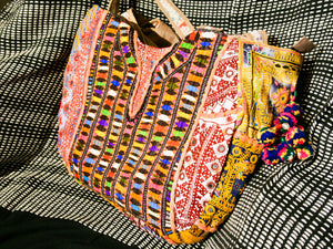 borsa indiana patchwork  tutti i pezzi che la compongono sono elementi in tessuto ricamati con specchietti , con ricamo ecc... ricavati da vecchi tessuti rajasthani  pezzo unico lavorato interamente a mano  filo oro e filo argento .  3 pon pon , apertura a cerniera ed interno foderato  lavorata in ogni angolo e lato .   45 x 37 x 20  cm esclusi manici manici 38 cm  cm  per info ed ulteriori foto 0039 3338778241 info@etniko.it www.etniko.it