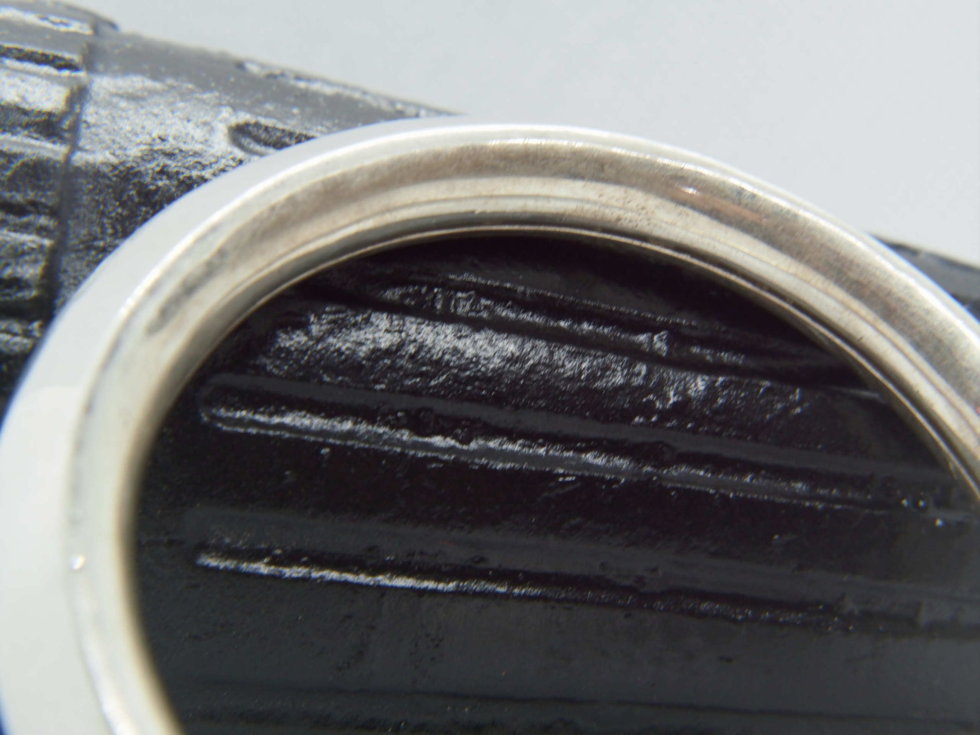 bracciale in argento rigido con possibilità di apertura chiusura .  peso 28 gr  diametro interno 6 cm  esterno 8 cm 