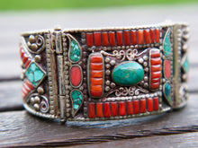 Carica l&#39;immagine nel visualizzatore di Gallery, bracciale in argento con turchese e corallo, cesellatura a rilievo. pezzo unico raro e di difficile lavorazione, parti a sbalzo, incastonatura.  altezza bracciale 4cm spessore massmo 0,5 cm peso 110 gr  per ulteriori info o foto mail info@etniko.it whatsapp 00393338778241