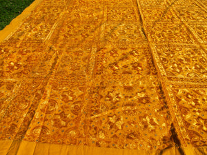 Telo Indiano in cotone doppio strato, ricamato tono su tono con specchietti,  di color ocra. Può essere impiegato come copridivano, copriletto, tovaglia o tessuto da appendere a parete. Dimensioni 230x200cm