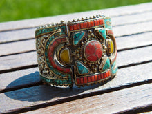 Carica l&#39;immagine nel visualizzatore di Gallery, bracciale in argento con turchese e corallo,  cesellatura a rilievo. pezzo unico raro e di difficile lavorazione, parti a sbalzo, incastonatura.   altezza bracciale 6cm spessore massimo 0,5 cm peso 140 gr     per ulteriori info o foto  mail info@etniko.it whatsapp 00393338778241