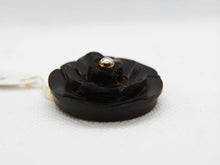 Carica l&#39;immagine nel visualizzatore di Gallery, pendaglio in ebano nero intagliato a fiore con punto in argento  dimensione diametro 3 x 1 cm  peso 6,6 gr
