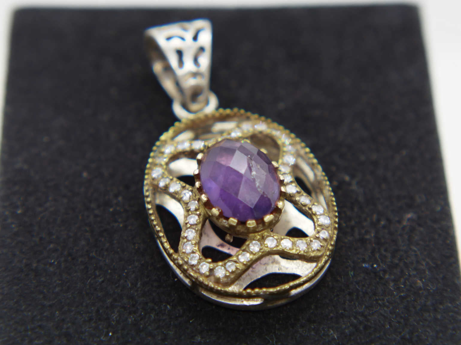 pendaglio in stile turco , arabo .  argento , ametista e zirconi  tutto originale ed autentico , lavorato artigianalmente fronte e retro  dimensioni  4,5 x 2 cm  peso 8,5 gr   