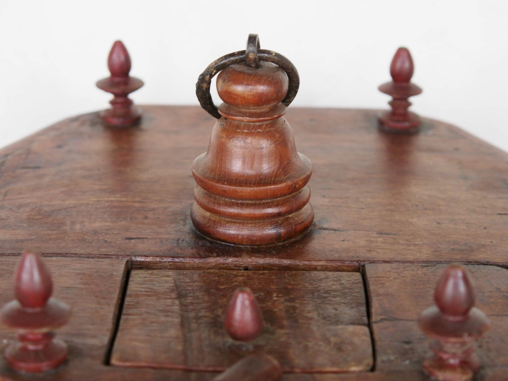 Gabbietta in legno, India. gabbia usata per merli indiani, databile seconda metà 900, oggetto ornamentale unico lavorato a mano in legno di teak massello. parti in metallo e legno    disponibile coppia ( chiedere per conferma ) sconto applicabile in caso di unico trasporto .  Lavorata artigianalmente. Dimensioni 45x42 h66cm     per ulteriori info o dettagli: info@etniko.it 0039 3338778241 ig/fb : etniko by crosato etsy : etnikobycrosato