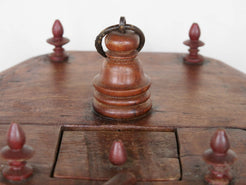Gabbietta in legno, India. gabbia usata per merli indiani, databile seconda metà 900, oggetto ornamentale unico lavorato a mano in legno di teak massello. parti in metallo e legno    disponibile coppia ( chiedere per conferma ) sconto applicabile in caso di unico trasporto .  Lavorata artigianalmente. Dimensioni 45x42 h66cm     per ulteriori info o dettagli: info@etniko.it 0039 3338778241 ig/fb : etniko by crosato etsy : etnikobycrosato