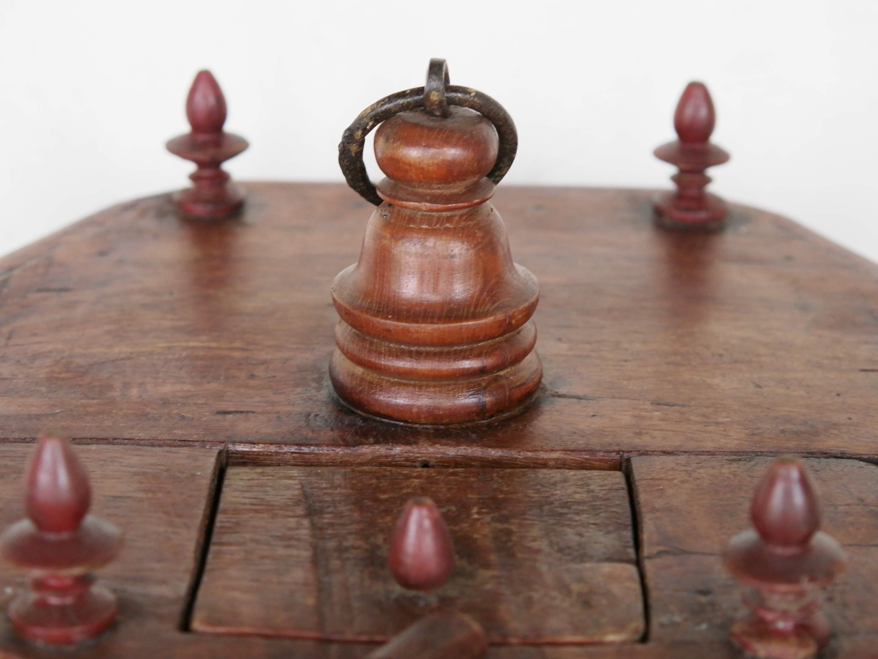 Gabbietta in legno, India. gabbia usata per merli indiani, databile seconda metà 900, oggetto ornamentale unico lavorato a mano in legno di teak massello. parti in metallo e legno    disponibile coppia ( chiedere per conferma ) sconto applicabile in caso di unico trasporto .  Lavorata artigianalmente. Dimensioni 45x42 h66cm     per ulteriori info o dettagli: info@etniko.it 0039 3338778241 ig/fb : etniko by crosato etsy : etnikobycrosato