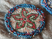 Carica l&#39;immagine nel visualizzatore di Gallery, vecchio tessuto indiano ricamato , pezzo unico lavorato a mano in ogni parte con filo in cotone , filo oro e perline . tipico del gujarat usato come decoro ed addobbo .  misure 16x16x1 cm indicative ( + / - 1 cm)  peso 40/45 gr   indicare sull&#39;ordine il numero scelto   disponibili vari colori e dimensioni  contattare per info  0039 3338778241 info@etniko.it  fb/ig etniko by crosato