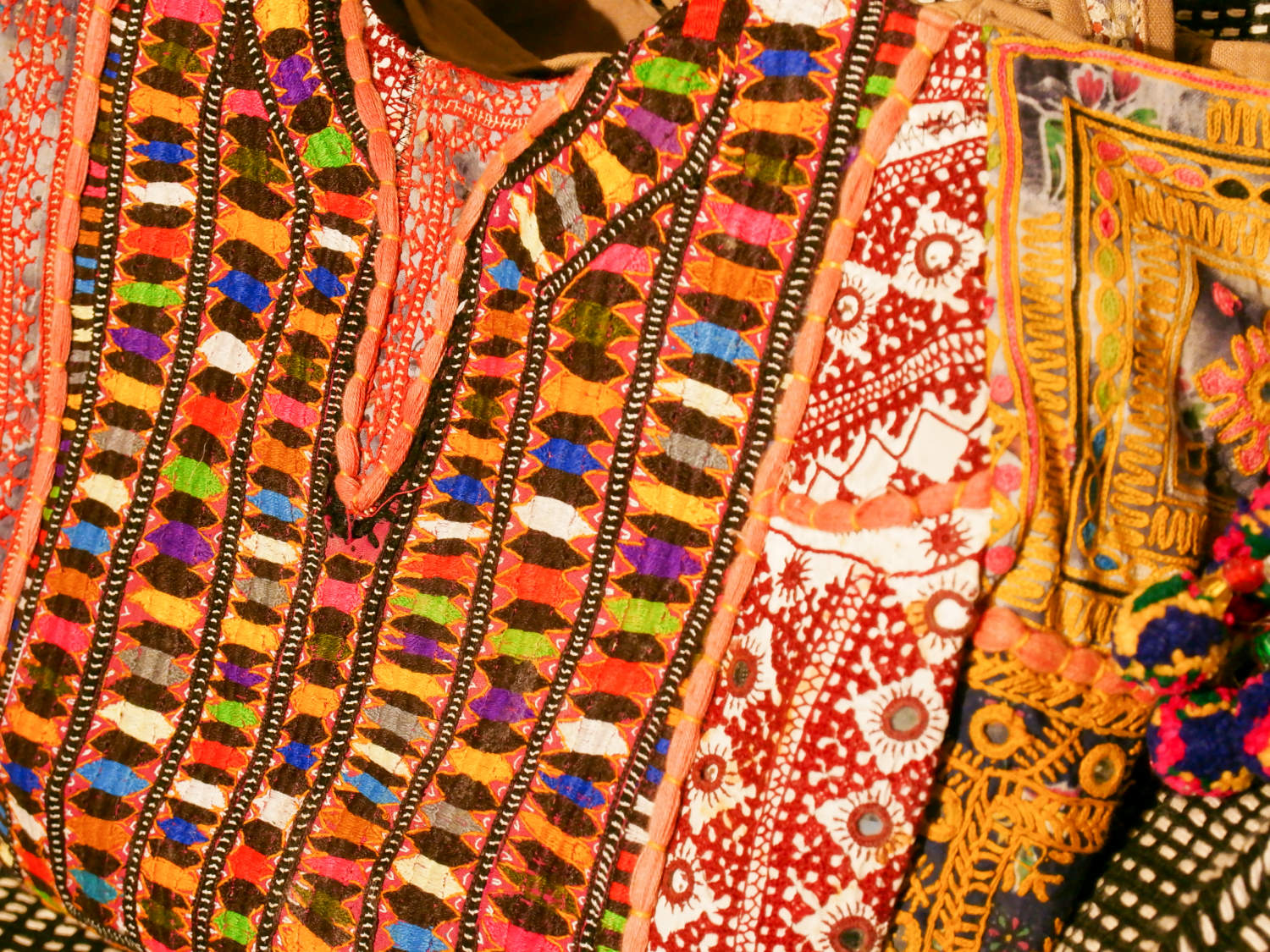 borsa indiana patchwork  tutti i pezzi che la compongono sono elementi in tessuto ricamati con specchietti , con ricamo ecc... ricavati da vecchi tessuti rajasthani  pezzo unico lavorato interamente a mano  filo oro e filo argento .  3 pon pon , apertura a cerniera ed interno foderato  lavorata in ogni angolo e lato .   45 x 37 x 20  cm esclusi manici manici 38 cm  cm  per info ed ulteriori foto 0039 3338778241 info@etniko.it www.etniko.it