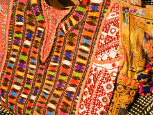 Carica l&#39;immagine nel visualizzatore di Gallery, borsa indiana patchwork  tutti i pezzi che la compongono sono elementi in tessuto ricamati con specchietti , con ricamo ecc... ricavati da vecchi tessuti rajasthani  pezzo unico lavorato interamente a mano  filo oro e filo argento .  3 pon pon , apertura a cerniera ed interno foderato  lavorata in ogni angolo e lato .   45 x 37 x 20  cm esclusi manici manici 38 cm  cm  per info ed ulteriori foto 0039 3338778241 info@etniko.it www.etniko.it