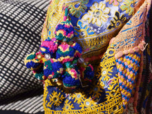 Carica l&#39;immagine nel visualizzatore di Gallery, borsa indiana patchwork  tutti i pezzi che la compongono sono elementi in tessuto ricamati con specchietti , con ricamo ecc... ricavati da vecchi tessuti rajasthani  pezzo unico lavorato interamente a mano  filo oro e filo argento .  3 pon pon , apertura a cerniera ed interno foderato  lavorata in ogni angolo e lato .   45 x 37 x 20  cm esclusi manici manici 38 cm  cm  per info ed ulteriori foto 0039 3338778241 info@etniko.it www.etniko.it