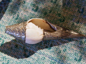 conchiglia tibetana in osso e metallo ( lega di argento )  originale ed unica lavorata artigianalmente . misure 16 x 5 x 5 cm  peso 183 gr 