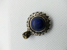 Carica l&#39;immagine nel visualizzatore di Gallery, pendaglio indiano in argento e lapis .  tutto originale ed autentico , lavorato artigianalmente fronte e retro  dimesioni 2,5 x 1,6 cm  peso 8 gr 