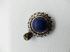 pendaglio indiano in argento e lapis .  tutto originale ed autentico , lavorato artigianalmente fronte e retro  dimesioni 2,5 x 1,6 cm  peso 8 gr 