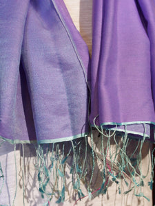 scialle in seta e lana di color viola chiaro.  pezzo unico.  peso 120 grammi, dimensioni 70x200cm.