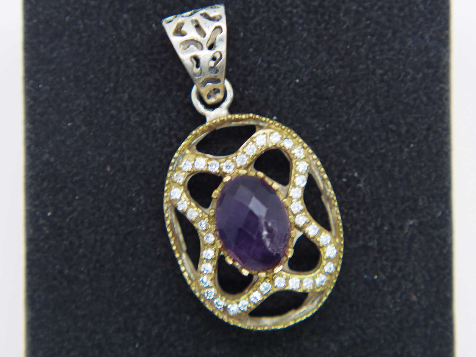 pendaglio in stile turco , arabo .  argento , ametista e zirconi  tutto originale ed autentico , lavorato artigianalmente fronte e retro  dimensioni  4,5 x 2 cm  peso 8,5 gr   