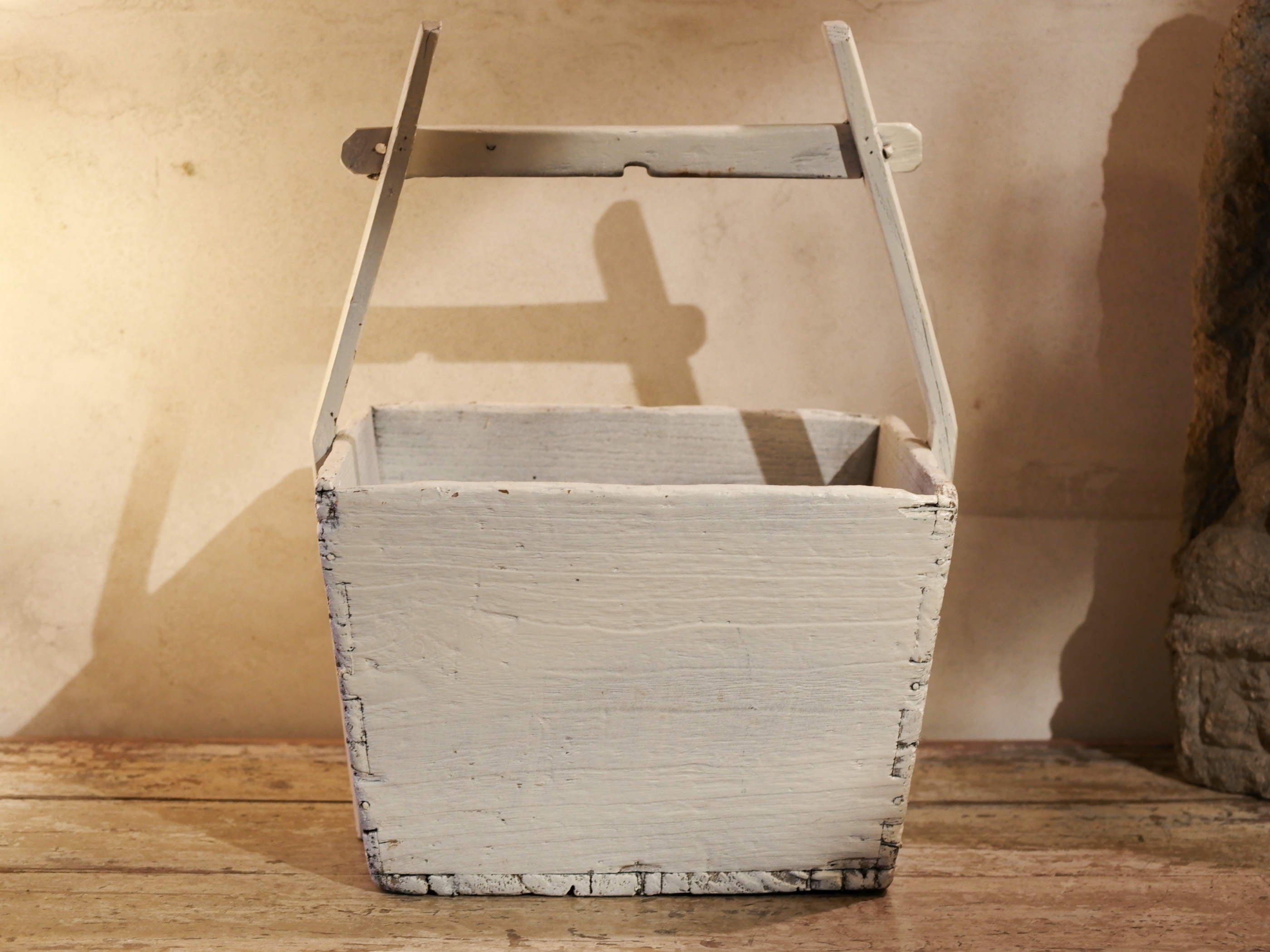 Cesto Cina, Porta Riso In Legno Di Olmo, Assemblati Senza L'Utilizzo Di Ferramenta Ma Solo Con Incastri A Pettine. Dipinto Bianco Dimensioni 38x38xh50cm.