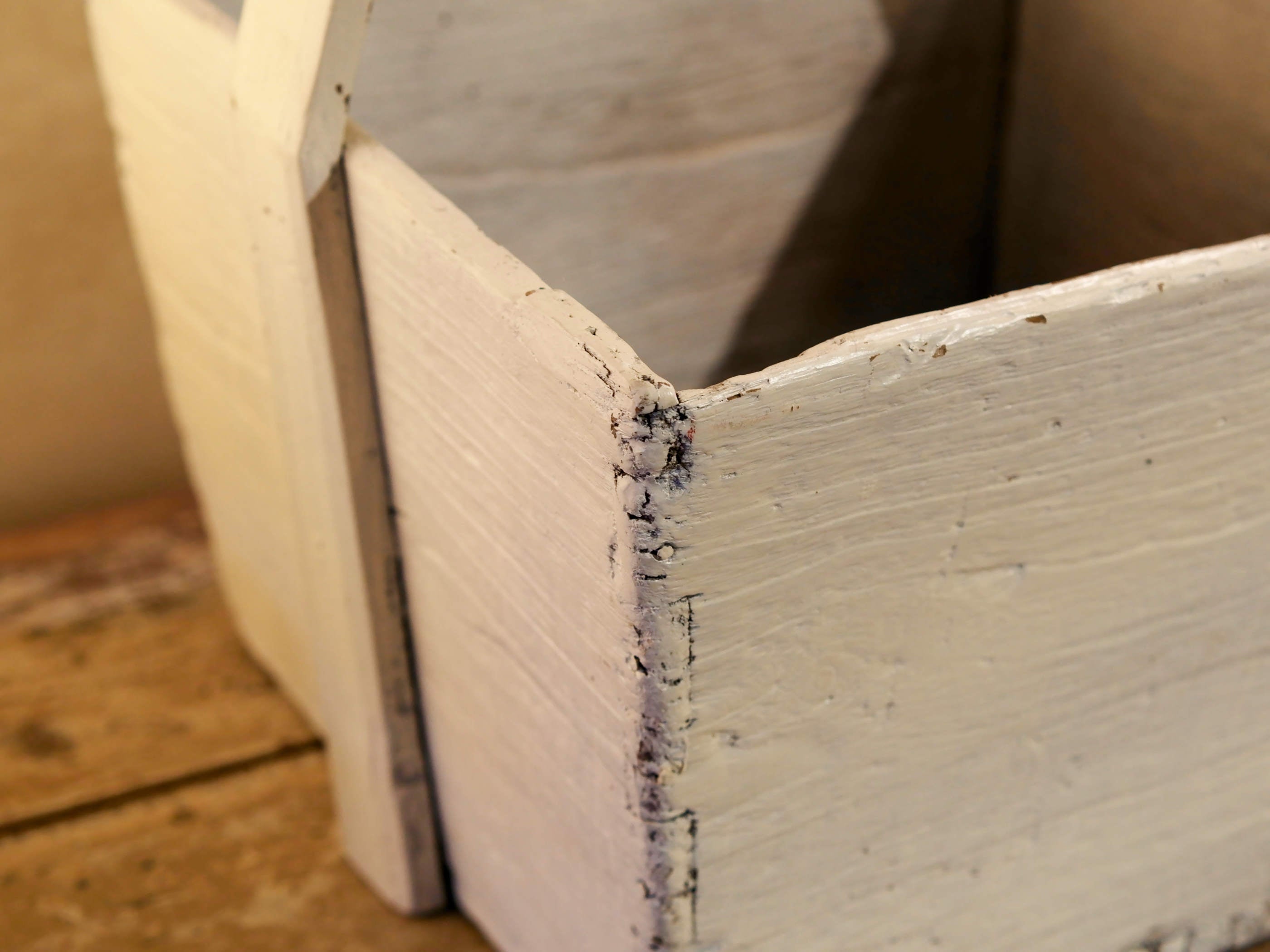 Cesto Cina, Porta Riso In Legno Di Olmo, Assemblati Senza L'Utilizzo Di Ferramenta Ma Solo Con Incastri A Pettine. Dipinto Bianco Dimensioni 38x38xh50cm.