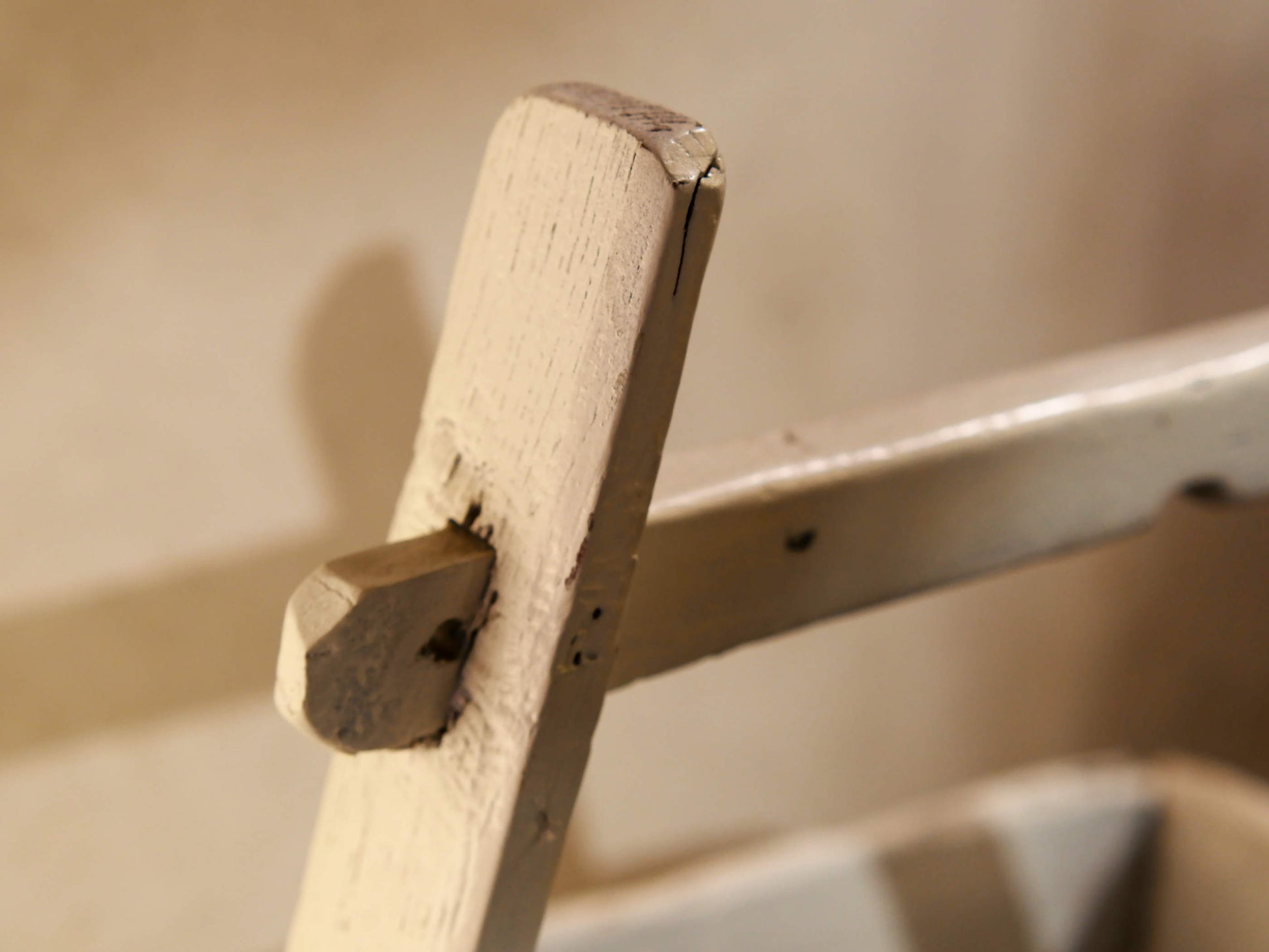 Cesto Cina, Porta Riso In Legno Di Olmo, Assemblati Senza L'Utilizzo Di Ferramenta Ma Solo Con Incastri A Pettine. Dipinto Bianco Dimensioni 38x38xh50cm.