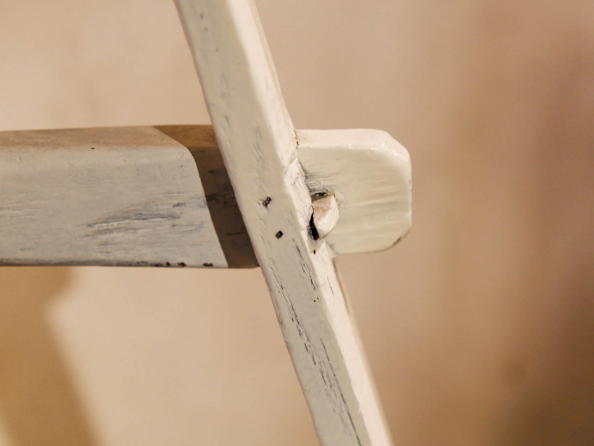 Cesto Cina, Porta Riso In Legno Di Olmo, Assemblati Senza L'Utilizzo Di Ferramenta Ma Solo Con Incastri A Pettine. Dipinto Bianco Dimensioni 38x38xh50cm.