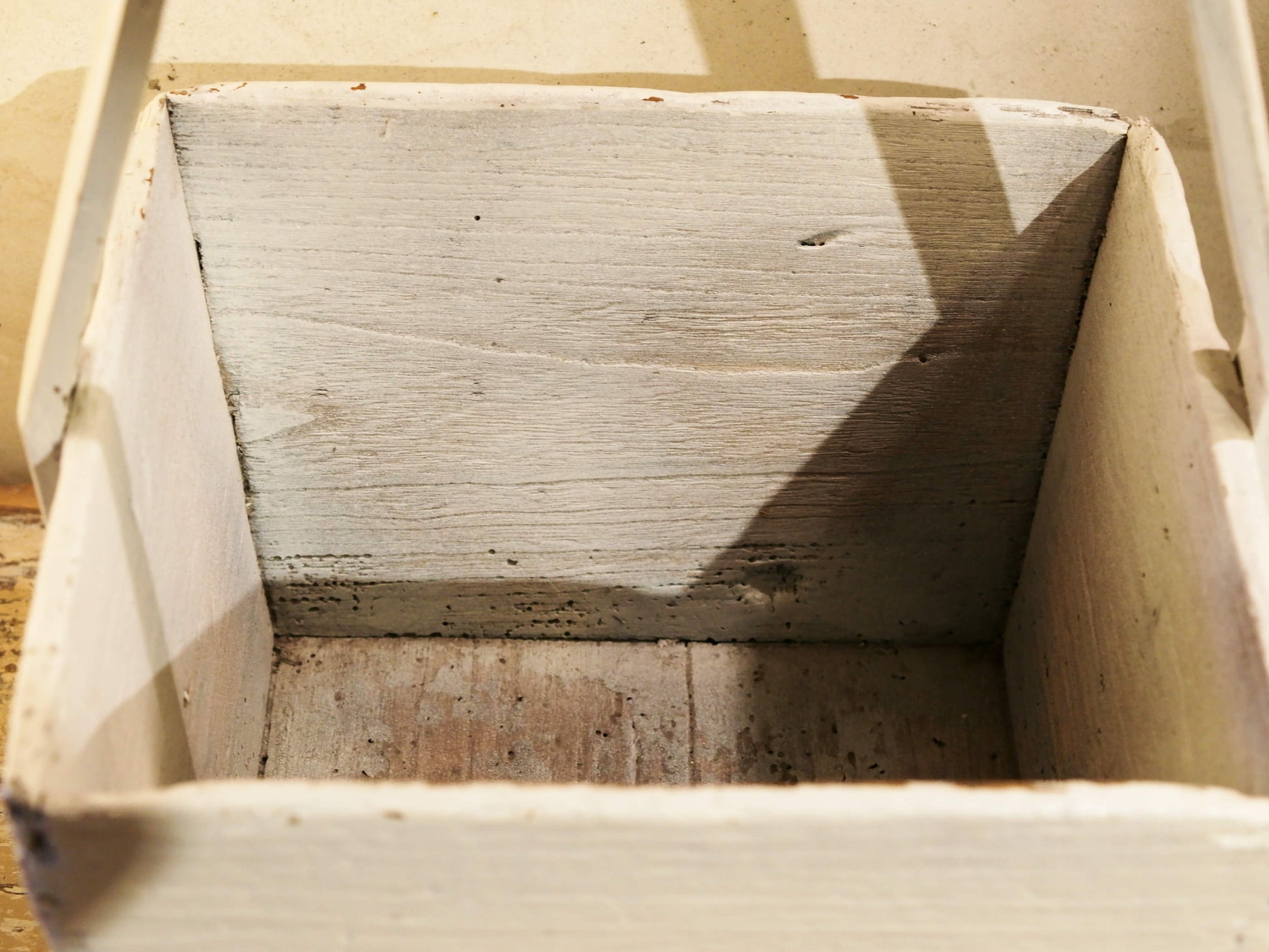 Cesto Cina, Porta Riso In Legno Di Olmo, Assemblati Senza L'Utilizzo Di Ferramenta Ma Solo Con Incastri A Pettine. Dipinto Bianco Dimensioni 38x38xh50cm.