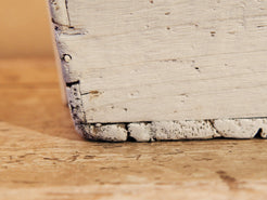 Cesto Cina, Porta Riso In Legno Di Olmo, Assemblati Senza L'Utilizzo Di Ferramenta Ma Solo Con Incastri A Pettine. Dipinto Bianco Dimensioni 38x38xh50cm.