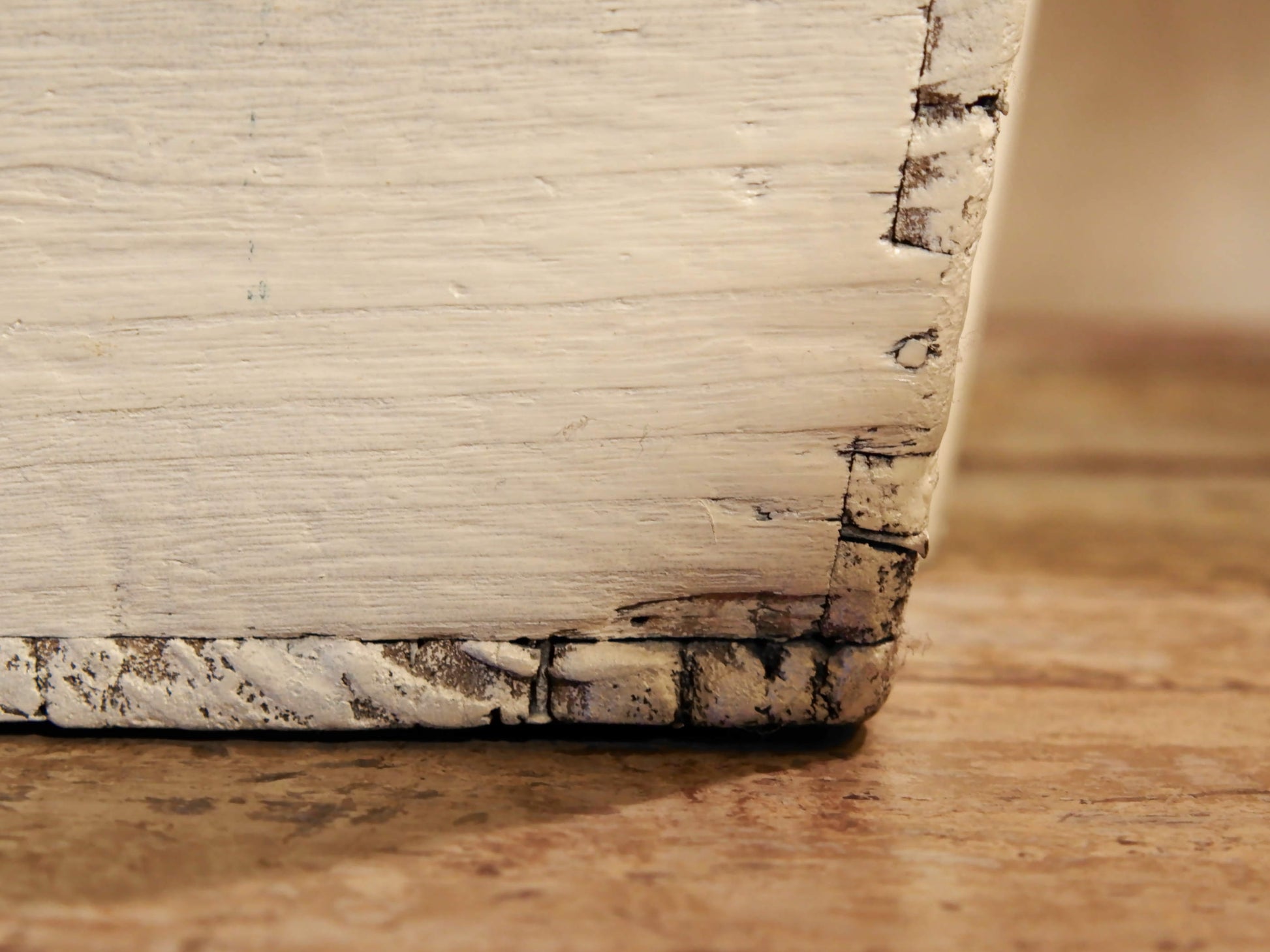 Cesto Cina, Porta Riso In Legno Di Olmo, Assemblati Senza L'Utilizzo Di Ferramenta Ma Solo Con Incastri A Pettine. Dipinto Bianco Dimensioni 38x38xh50cm.
