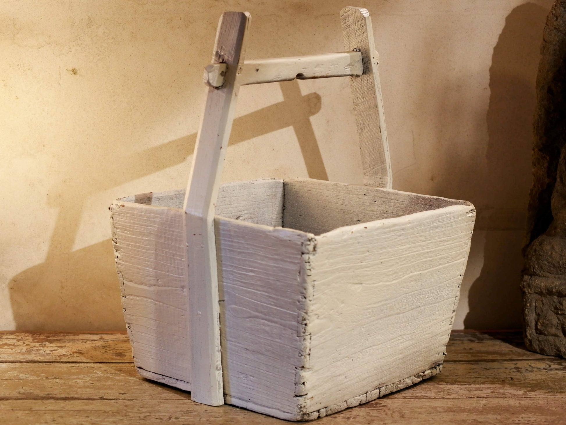 Cesto Cina, Porta Riso In Legno Di Olmo, Assemblati Senza L'Utilizzo Di Ferramenta Ma Solo Con Incastri A Pettine. Dipinto Bianco Dimensioni 38x38xh50cm.