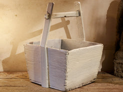 Cesto Cina, Porta Riso In Legno Di Olmo, Assemblati Senza L'Utilizzo Di Ferramenta Ma Solo Con Incastri A Pettine. Dipinto Bianco Dimensioni 38x38xh50cm.