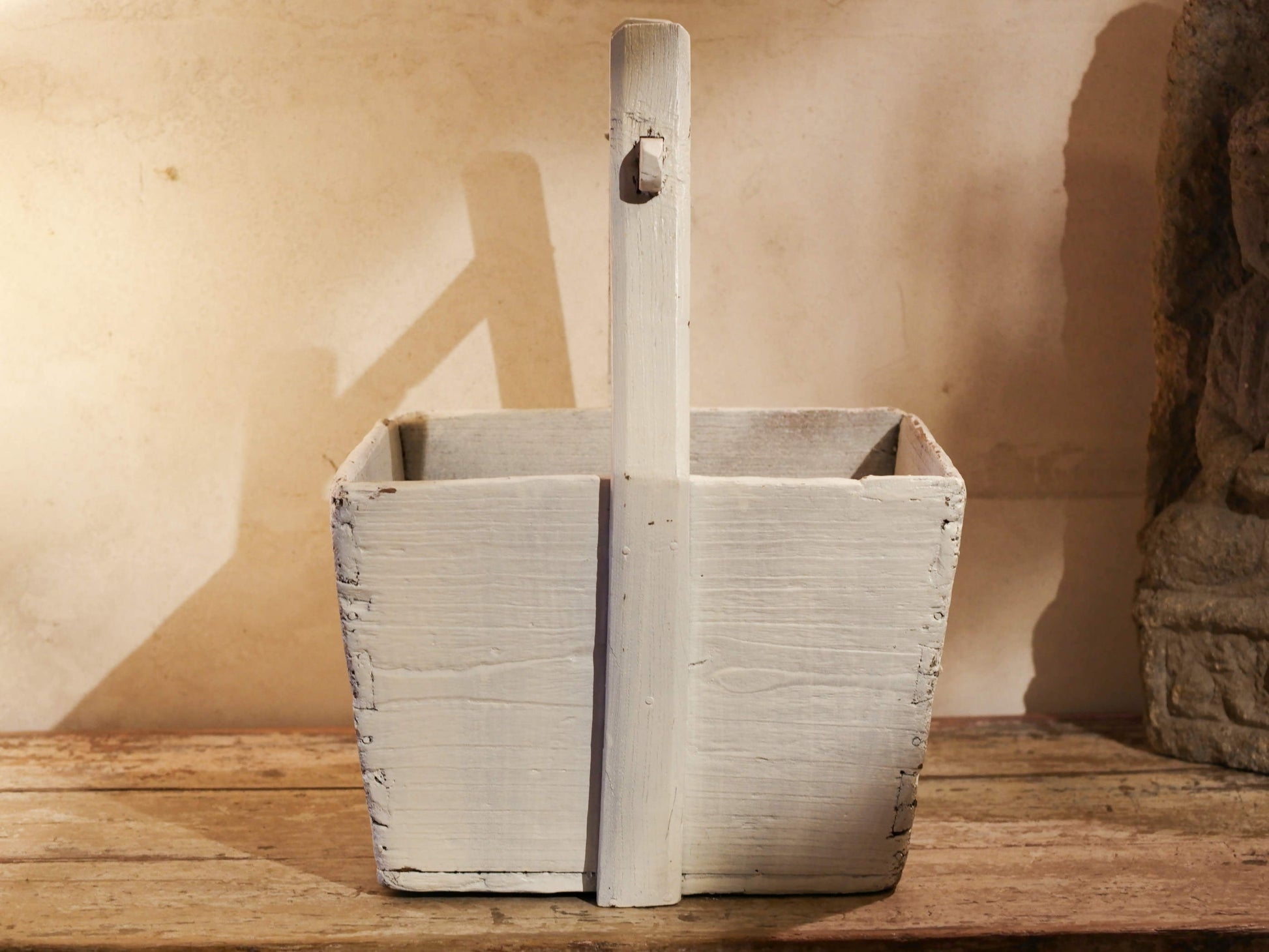 Cesto Cina, Porta Riso In Legno Di Olmo, Assemblati Senza L'Utilizzo Di Ferramenta Ma Solo Con Incastri A Pettine. Dipinto Bianco Dimensioni 38x38xh50cm.